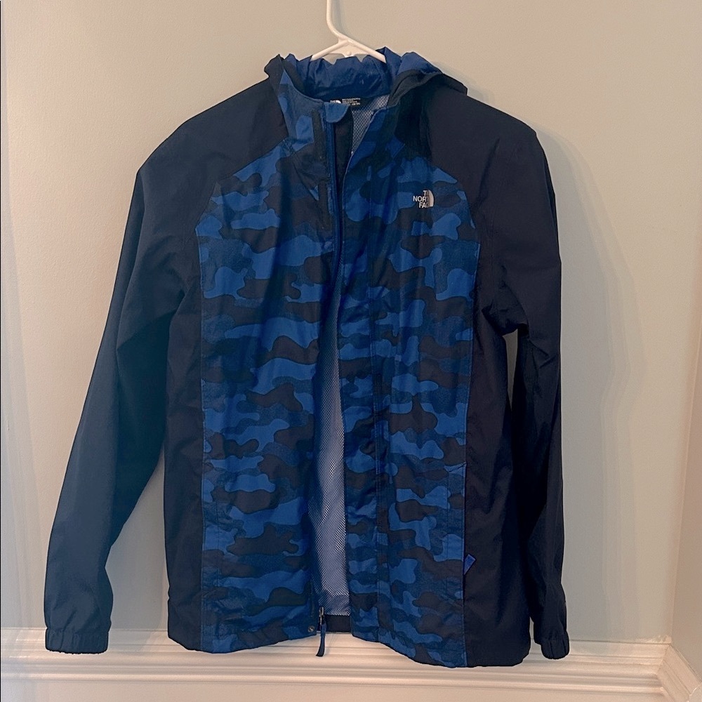 The North Face boys Blue and Black Camo Windbreaker raincoat